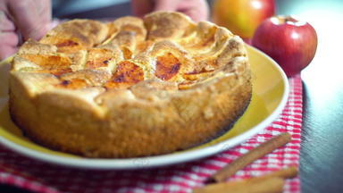 烤苹果馅饼金彩色的苹果馅饼脆皮地壳自制的苹果馅饼